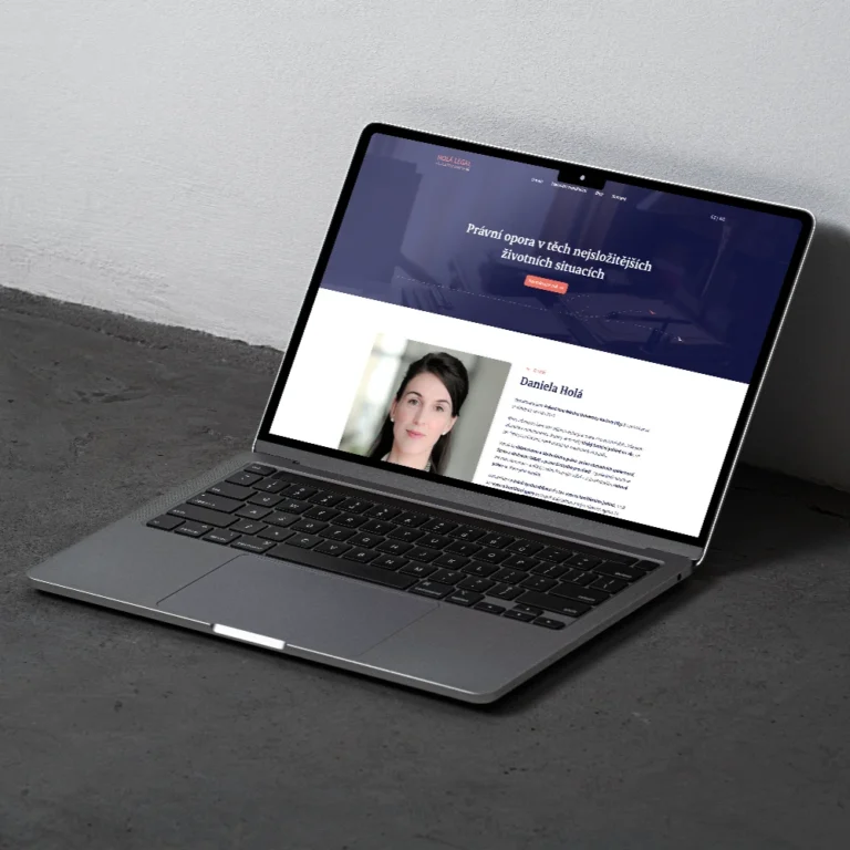 položený notebook na kterém je ukázaný web holalegal.cz