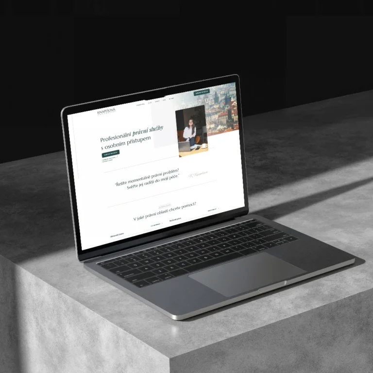 položený notebook na kterém je ukázaný web knapesovalegal.cz